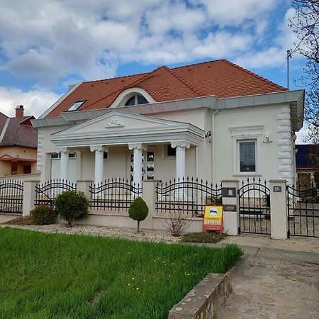 Appartamento Gombos Apartman Hajdúszoboszló Esterno foto