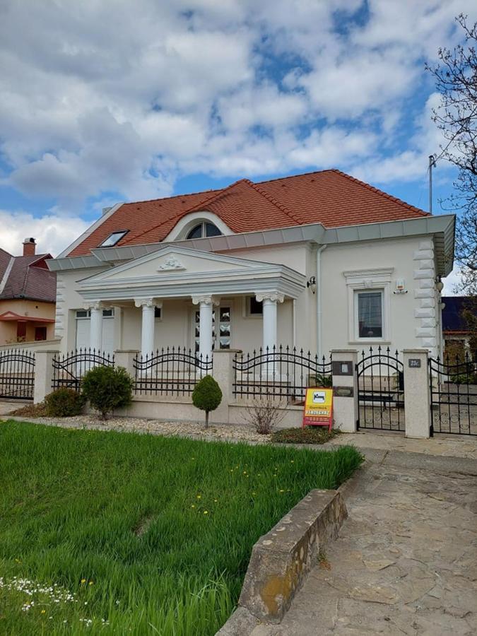 Appartamento Gombos Apartman Hajdúszoboszló Esterno foto